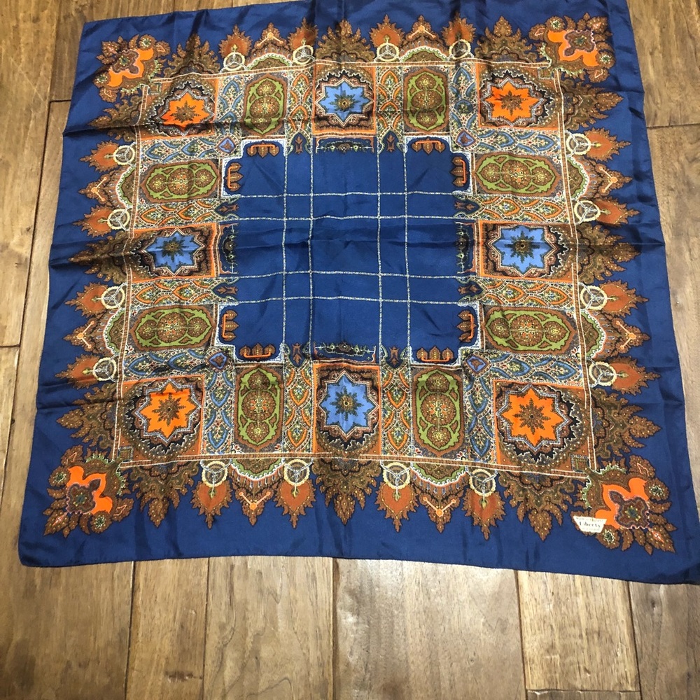 Liberty pocket scarf